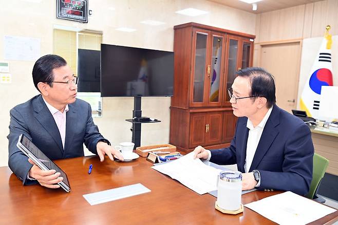 임태희 경기도교육감과 면담 중인 이현재 하남시장. (사진=하남시 제공) photo@newsis.com *재판매 및 DB 금지