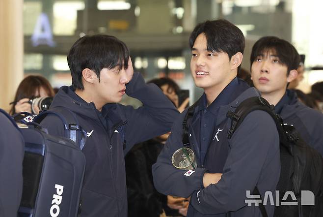 [서울=뉴시스] 김근수 기자 = 대한민국 야구국가대표팀 투수 원태인과 문동주가 12일 서울 강서구 김포공항 국제선에서 일본 출국 수속을 받기 위해 대기하고 있다.대한민국 야구 국가대표팀은 내년 월드베이스볼클래식(WBC) 오는 15~16일 일본 도쿄돔에서 일본과 두차례 K-베이스볼 시리즈 평가전을 치른다. 2025.11.12. ks@newsis.com