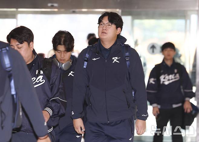 [서울=뉴시스] 김근수 기자 = 대한민국 야구국가대표팀 투수 김서현과 선수들이 12일 서울 강서구 김포공항 국제선에서 일본 출국 수속을 받기 위해 이동하고 있다.대한민국 야구 국가대표팀은 내년 월드베이스볼클래식(WBC) 대비해 오는 15~16일 일본 도쿄돔에서 일본과 두차례 K-베이스볼 시리즈 평가전을 치른다. 2025.11.12. ks@newsis.com