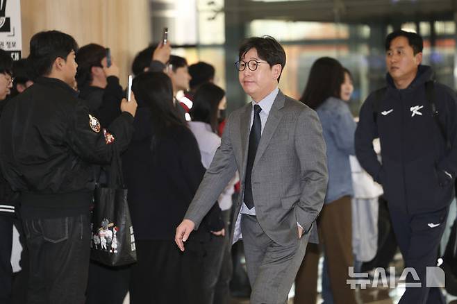 [서울=뉴시스] 김근수 기자 = 류지현 대한민국 야구국가대표팀 감독이 12일 서울 강서구 김포공항 국제선에서 일본 출국 수속을 받기 위해 이동하고 있다.대한민국 야구 국가대표팀은 내년 월드베이스볼클래식(WBC) 오는 15~16일 일본 도쿄돔에서 일본과 두차례 K-베이스볼 시리즈 평가전을 치른다. 2025.11.12. ks@newsis.com