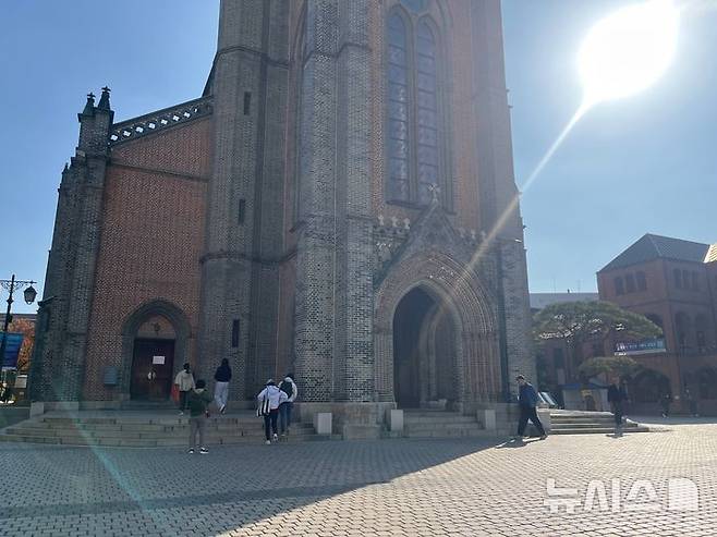 [서울=뉴시스]황다혜 인턴기자=2026학년도 대학수학능력시험(수능)을 하루 앞둔 12일 서울 중구 명동성당에 수험생 가족들이 찾아 수능 고득점을 기원하고 있다. 2025.11.12 photo@newsis.com