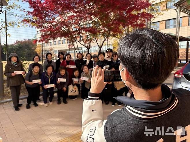 [서울=뉴시스] 한이재 기자 = 12일 오후 서울 마포구 홍익대학교 사범대학 부속여자고등학교에서 수험장을 확인한 학생들이 단체 기념사진을 찍고 있다. 2025.11.12. nowone@newsis.com