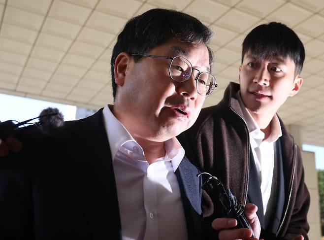 노만석 검찰총장 직무대행이 10일 서울 대검찰청으로 출근하며 취재진의 질문을 받고 있다. 연합뉴스