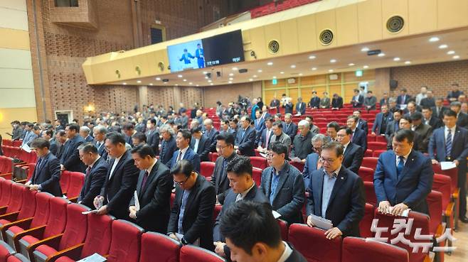 예장 통합 제110회기 총회 주제 및 정책세미나에 참석한 서울 강북과 강남지역 노회 임원들이 기도하고 있다. 송주열 기자