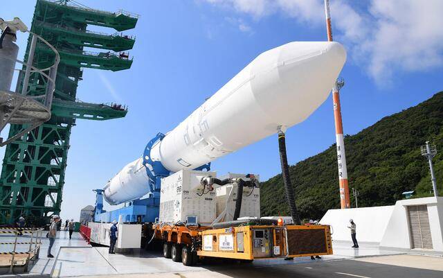 올해 9월16일 전남 고흥 나로우주센터에서 누리호가 4차 발사를 앞두고 최종 시험을 위해 발사대로 옮겨지고 있다. 연합뉴스