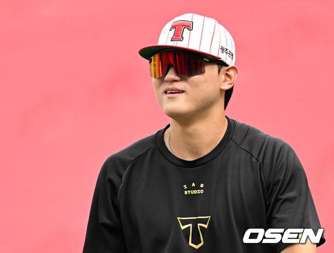 [OSEN=광주, 이대선 기자] 2일 오후 광주-기아 챔피언스필드에서 2025 신한 SOL Bank KBO리그 KIA 타이거즈와 한화 이글스의 경기가 열렸다.KIA는 네일, 한화는 문동주를 선발 투수로 내세웠다.KIA 김도영이 타격 훈련을 하고 있다. 2025.08.02 /sunday@osen.co.kr