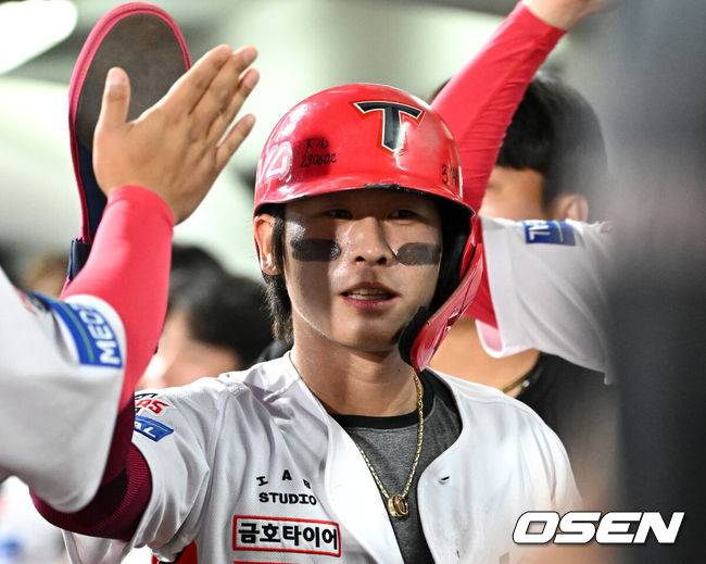 [OSEN=광주, 이대선 기자] 18일 오후 광주-기아 챔피언스필드에서 2025 신한 SOL Bank KBO리그 KIA 타이거즈와 KT 위즈의 경기가 열렸다.KIA는 윤영철, KT는 소형준을 선발 투수로 내세웠다.5회말 2사 1,3루에서 KIA 위즈덤의 우중간 적시 2루타 때 홈을 밟은 박찬호가 더그아웃에서 환호하고 있다. 2025.06.18 /sunday@osen.co.kr