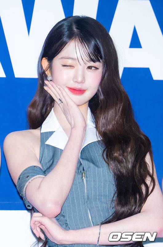 [OSEN=민경훈 기자] 21일 오후 서울 송파구 잠실실내체육관에서 '2025&nbsp;케이 월드 드림 어워즈'(2025 K WORLD DREAM AWARDS) 블루카펫 및 포토월 행사가 진행됐다.지난&nbsp;2017년 '제1회 소리바다 베스트 케이뮤직 어워즈'로 출발해 올해로&nbsp;9년째 이어지고 있는 이 시상식은 글로벌 시장에서 케이팝을 빛내고 있는 주역들과 셀럽들이 한자리에 모여 다채로운 볼거리를 제공한다.아이브(IVE) 장원영이 입장하며 포즈를 취하고 있다. 2025.08.21 /rumi@osen.co.kr