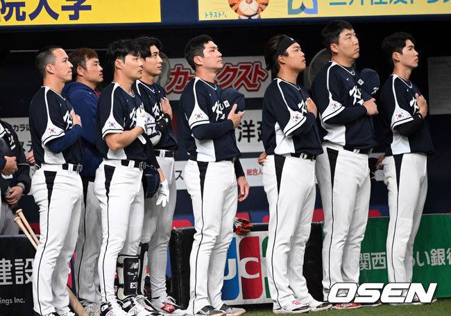 [OSEN=오사카, 손용호 기자] 6일 오사카 교세라돔에서 2023 WBC(월드베이스볼클래식) 에 참가한 한국대표팀이 오릭스 버팔로스와 연습경기를 가졌다.한국의 에드먼이 국가가 울리자 예를 표하고 있다.2023.03.06/spjj@osen.co.kr