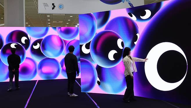 12일 서울 강남구 삼성동 코엑스에서 열린 디자인 문화 콘텐츠 전시 '2025 서울디자인페스티벌'을 찾은 관람객들이 전시품을 둘러보고 있다.&nbsp;