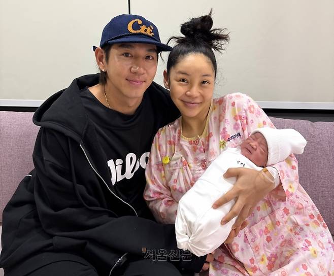 야구선수 출신 방송인 이대은(36)과 래퍼 트루디(김진솔·32) 부부가 지난 11일 첫 아들을 품에 안았다. 서울신문