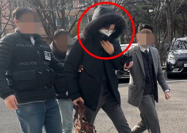 영등포구 한 건물에서 80대 남성을 숨지게 한 30대 주차관리인에게 살인을 교사한 혐의를 받는 조모 씨가 2023년 12월 서울남부지법에 영장실질심사(구속전피의자심문)을 받기 위해 출석하고 있다. 2023.12.13. 뉴스1