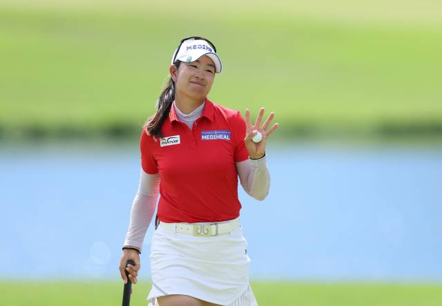 갤러리에게 인사하고 있는 김아림. 사진 제공=대홍 기획