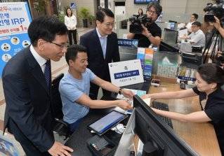 2017년 4월 ‘근로자퇴직 급여 보장법 시행령 개정안’이 의결됨에 따라 자영업자를 포함한 취업자가 개인형 퇴직연금에 가입할 수 있게 됐다. 사진은 서울 중구 신한은행 본점에서 한 자영업자 고객이 개인형 퇴직연금 IRP에 가입하는 모습. 뉴스1