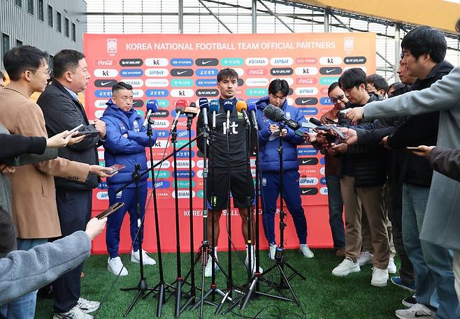축구국가대표팀 미드필더 옌스 카스트로프(가운데)가 11일 충남 천안 대한민국축구종합센터에서 열린 11월 대표팀 소집 훈련에 앞서 취재진과 인터뷰를 하고 있다. 카스트로프는 플레이 스타일을 유지하면서 퇴장을 줄이겠다고 다짐했다. 궁극적으론 대표팀 주전 자리를 따내는 게 목표다. 천안│뉴시스