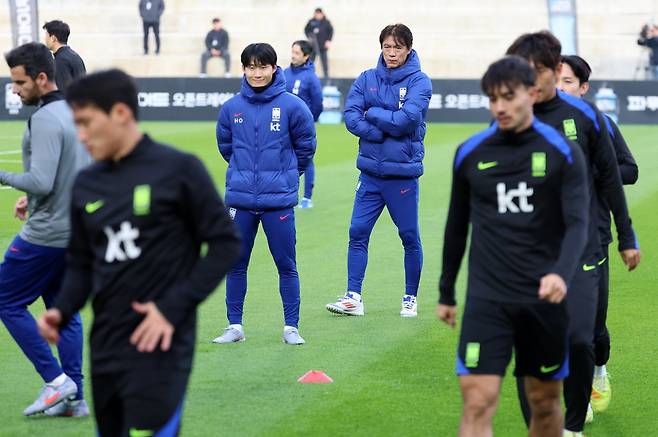 홍명보 감독이 11일 충남 천안 대한민국축구종합센터에서 진행된 오픈 트레이닝에서 선수들의 움직임을 지켜보고 있다. 천안|뉴시스