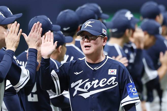 류지현 대표팀 감독(가운데)은 15, 16일 일본 도쿄돔에서 열릴 일본과 평가전에서 WBC를 대비한 총력전을 펼치리라 다짐했다.｜뉴시스