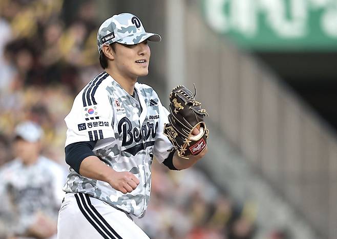 올 시즌이 끝나고 FA 자격을 얻은 투수&nbsp;이영하, 최원준은 두산의 마운드 재건을 위해 반드시 필요한 자원이라는 평가를 받는다. 김원형 신임 감독도 이들의 필요성을 역설한 상황에서 향후 행보에 관심이 쏠리고 있다. 역투하는 최원준. 뉴시스