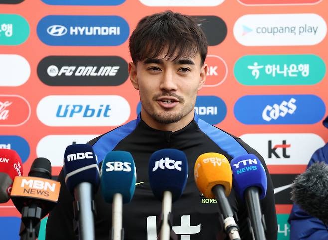 옌스 카스트로프가 11일 천안의 대한민국 축구종합센터에서 진행된 축구대표팀 훈련을 앞두고 취재진의 질문에 답하고 있다. 천안 | 연합뉴스