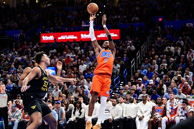 슛하는 샤이 길저스-알렉산더.    오클라호마시티 | AP연합뉴스