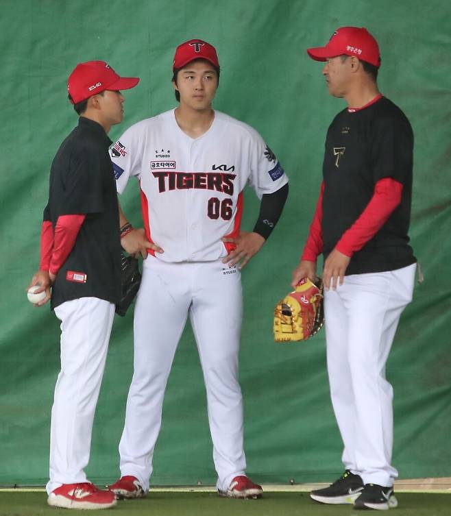 ▲ 타카하시 켄 코치와 하체 움직임 및 밸런스와 관련해 많은 이야기를 하며 기량을 업그레이드하고 있는 장민기 ⓒKIA타이거즈