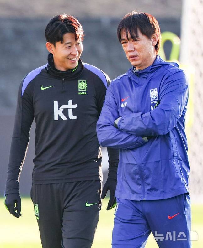 홍명보 대한민국 축구 국가대표팀 감독과 주장 손흥민이 10일 오후 충남 천안시 대한민국축구종합센터에서 훈련에 앞서 대화하고 있다. 대한민국 축구 국가대표팀은 오는 14일 대전 월드컵경기장에서 볼리비아와 18일 서울월드컵경기장에서 가나와 11월 A매치 평가전을 치른다. /사진=뉴시스