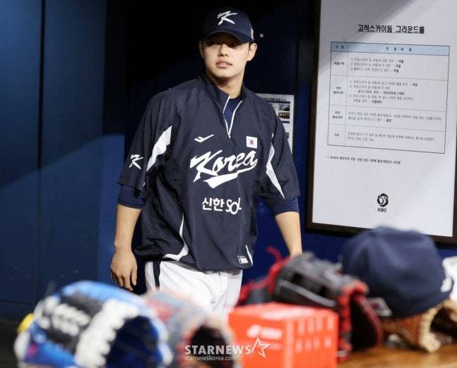 11일 고척돔에 들어서는 문동주. /사진=강영조 선임기자