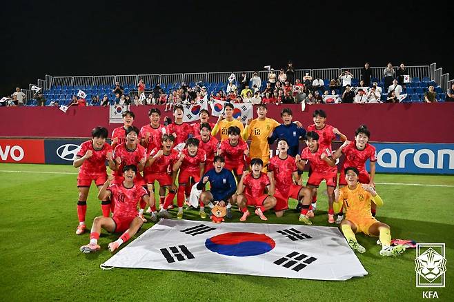 대한민국 17세 이하(U-17) 축구 대표팀 선수들이 10일(한국시간) 카타르 도하의 어스파이어존에서 열린 2025 국제축구연맹(FIFA) U-17 월드컵 조별리그 F조 3차전 코트디부아르전 승리 후 기념 사진을 촬영하고 있다. /사진=대한축구협회 제공