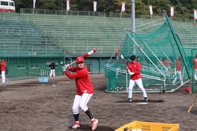 고명준(왼쪽)이 타격 훈련을 하고 있다. /사진=SSG 랜더스 제공