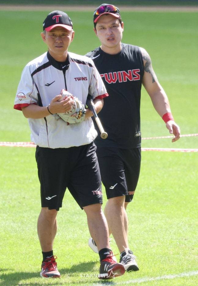 LG 박경완 1군 배터리코치(왼쪽). /사진=김진경 대기자