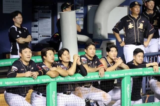 KT 안현민, 장성우, 강백호, 김상수, 황재균이 11일 잠실구장에서 열리는 2025KBO리그 KT위즈와 LG트윈스 경기 7회초 2사 1,2루에서 허경민의 타석을 지켜보고 있다.  /사진=강영조 선임기자