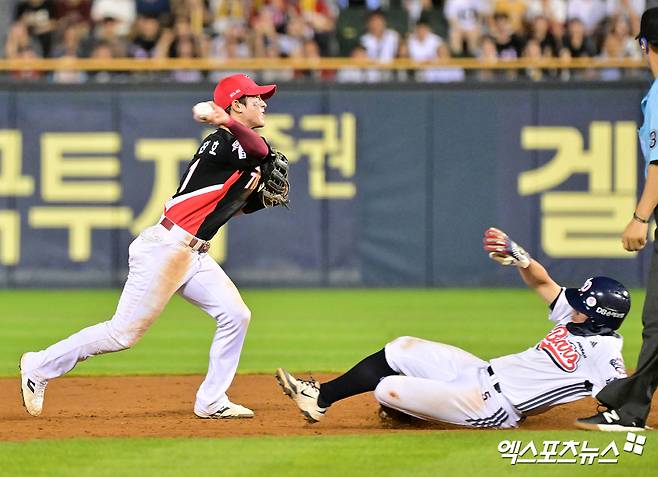 15일 오후 서울 송파구 잠실야구장에서 열린 '2025 신한 SOL Bank KBO리그' KIA 타이거즈와 두산 베어스의 경기, 9회말 1사 1루 KIA 박찬호가 두산 정수빈의 내야땅볼때 여동건을 포스아웃 시킨 후 1루로 송구하고 있다. 엑스포츠뉴스 DB