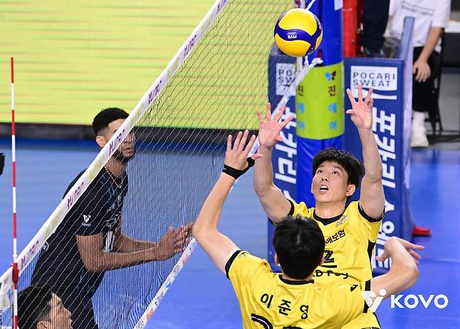 토스하는 KB손해보험의 세터 황택의(오른쪽 뒤편) [한국배구연맹 제공. 재판매 및 DB 금지]