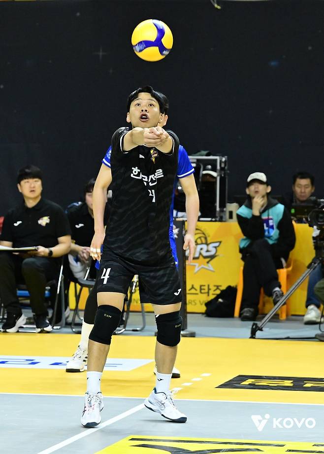 리시브하는 한국전력의 리베로 정민수  [한국배구연맹 제공. 재판매 및 DB 금지]