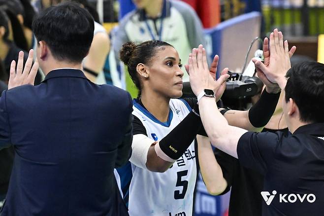 하이파이브 하는 GS칼텍스의 실바(중앙) [한국배구연맹 제공. 재판매 및 DB 금지]