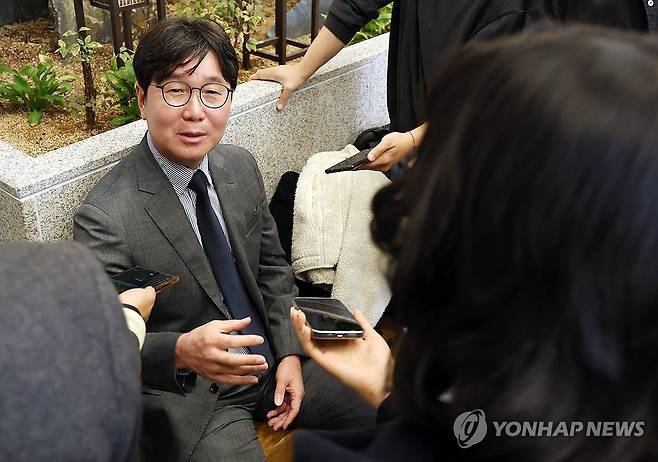 일본 출국에 앞서 인터뷰하는 류지현 감독 (서울=연합뉴스) 이동해 기자 = 일본 도쿄로 출국하는 류지현 한국야구대표팀 감독이 12일 서울 강서구 김포국제공항에서 취재진과 인터뷰하고 있다.
    야구대표팀은 오는 15일과 16일 일본 도쿄돔에서 일본 대표팀과 평가전을 치를 예정이다. 2025.11.12 eastsea@yna.co.kr