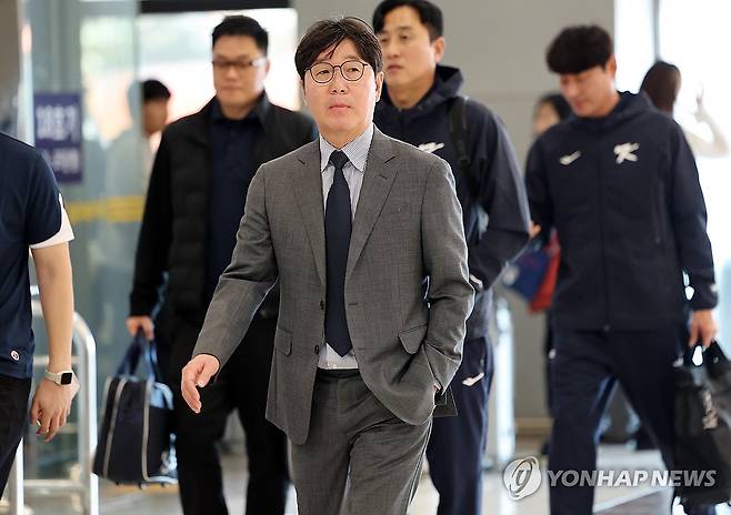 도쿄돔 향하는 류지현 감독 (서울=연합뉴스) 이동해 기자 = 류지현 한국야구대표팀 감독이 12일 서울 강서구 김포국제공항을 통해 일본 도쿄로 출국하고 있다.
    야구대표팀은 오는 15일과 16일 일본 도쿄돔에서 일본 대표팀과 평가전을 치를 예정이다. 2025.11.12 eastsea@yna.co.kr
