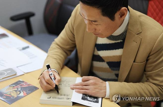 자서전에 사인하는 LG트윈스 염경엽 감독 (서울=연합뉴스) 최재구 기자 = LG 트윈스를 두 차례 통합우승으로 이끈 사령탑 염경엽 감독이 12일 서울 잠실야구장 감독실에서 본인의 야구철학을 담은 자서전 '결국 너의 시간은 온다'에 사인하고 있다 . 2025.11.12 jjaeck9@yna.co.kr