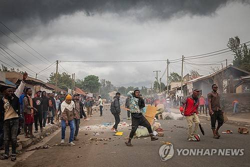10월 30일(현지시간) 탄자니아 아루샤에서 벌어진 불공정 대선 항의 시위 [AP 연합뉴스 자료사진. 재판매 및 DB 금지]