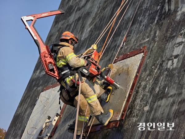 13일 용인시 처인구의 경기도소방학교 내에 붕괴사고훈련장에서 소방대원인 교육생들이 붕괴·매몰 교육 상황에서 벽에 구멍을 뚫고 있다. 2025.11.13 /고건기자 gogosing@kyeongin.com