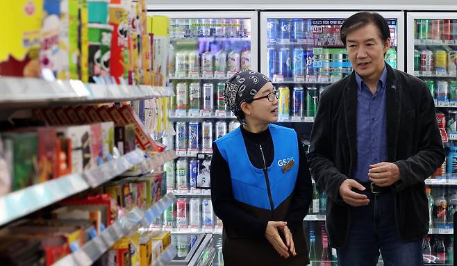 ▲ 13일 인천 미추홀구 소재 한 편의점을 찾은 조국 조국혁신당 당대표 후보가 지역 소상공인 당원과 대화를 하고 있다. /이재민 기자 leejm@incheonilbo.com