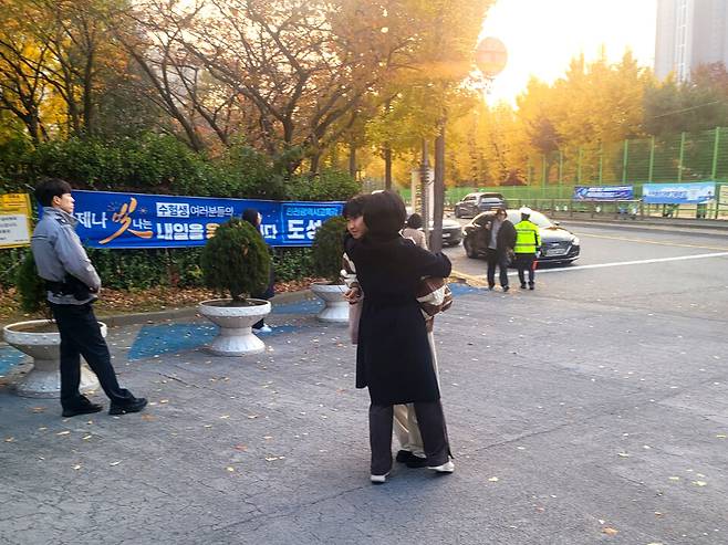 ▲ 13일 오전 2026학년도 대학수학능력시험이 실시되는 인천 부평구 부광고등학교 앞에서 인제고 교사들이 시험장을 들어가는 학생들을 포옹하며 응원하고 있다. /유희근 기자allways@incheonilbo.com