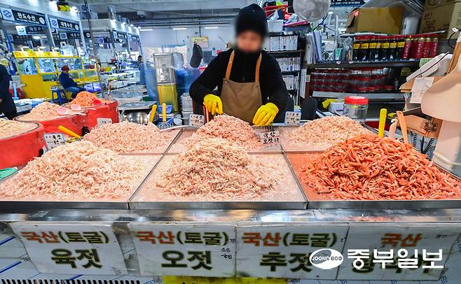 김장철을 맞아 좋은 새우젓을 고르는 법에 대한 관심이 늘어난 가운데 13일 오전 수원시 권선구 농수산물도매시장에서 한 상인이 새우젓을 쌓고 있다. 임채운기자