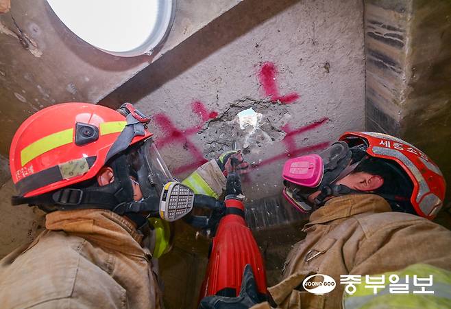 13일 오후 용인시 경기소방학교 붕괴사고훈련장에서 진행된 천공파괴 훈련에 참가한 소방관계자가 콘크리트 천장을 뚫고 있다. 임채운기자