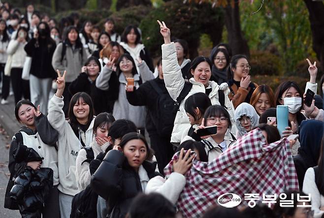 2026학년도 대학수학능력시험이 치뤄진 13일 오후 수원시 팔달구 영복여자고등학교 정문에서 수능을 마친 수험생들이 밝은 표정으로 시험장을 나서고 있다. 임채운기자