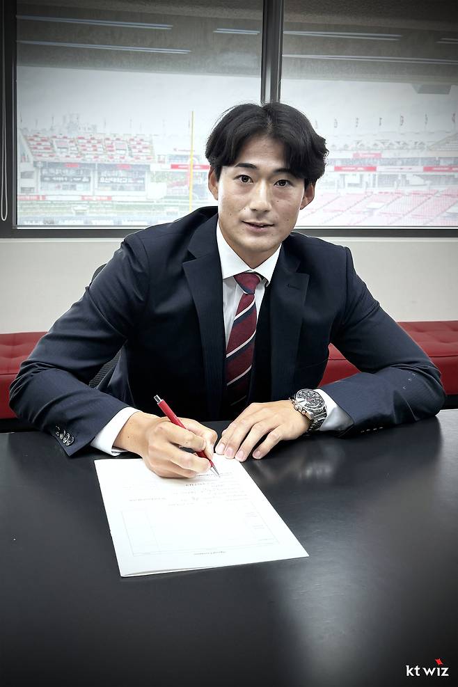 프로야구 kt 위즈가 내년 시즌 아시아쿼터 선수로 일본 출신의 우완투수 스기모토 코우키(사진)와 연봉 총액 12만 달러에 계약을 체결했다.