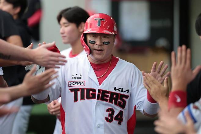 KIA타이거즈 최형우가 지난달 4일 광주 기아챔피언스필드에서 열린 삼성 라이온즈와의 홈 경기에서 1회말 득점 후 덕아웃에서 동료들과 하이파이브하고 있다. /사진=KIA 타이거즈 제공