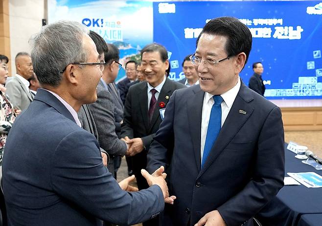 김영록 전남지사가 13일 오후 여수시청 대회의실에서 열린 ‘여수시 정책비전투어’ 참석자들과 인사를 나누고 있다.<전남도 제공>