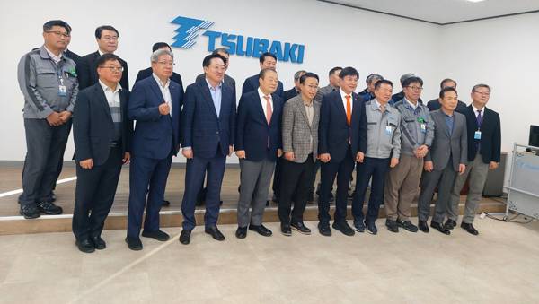 지난 11일 한국쯔바키모토오토모티브를 방문한 박성호 부산진해경제자유구역청장과 이수태 협의회장 최재호 창원상의 회장 양재생 부산상의 회장 정창훈 경남매일 대표 등이 기념촬영을 하고 있다. / 허충호 기자