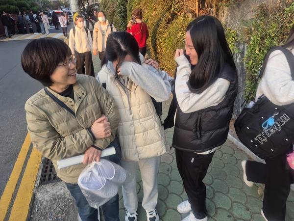 2026학년도 수능이 끝난 13일 오후, 한 수험생이 교문을 나서며 아쉬움에 눈물을 흘리고 있다. 옆에 있던 친구가 따뜻한 말로 위로하고 있다. /문정민 기자